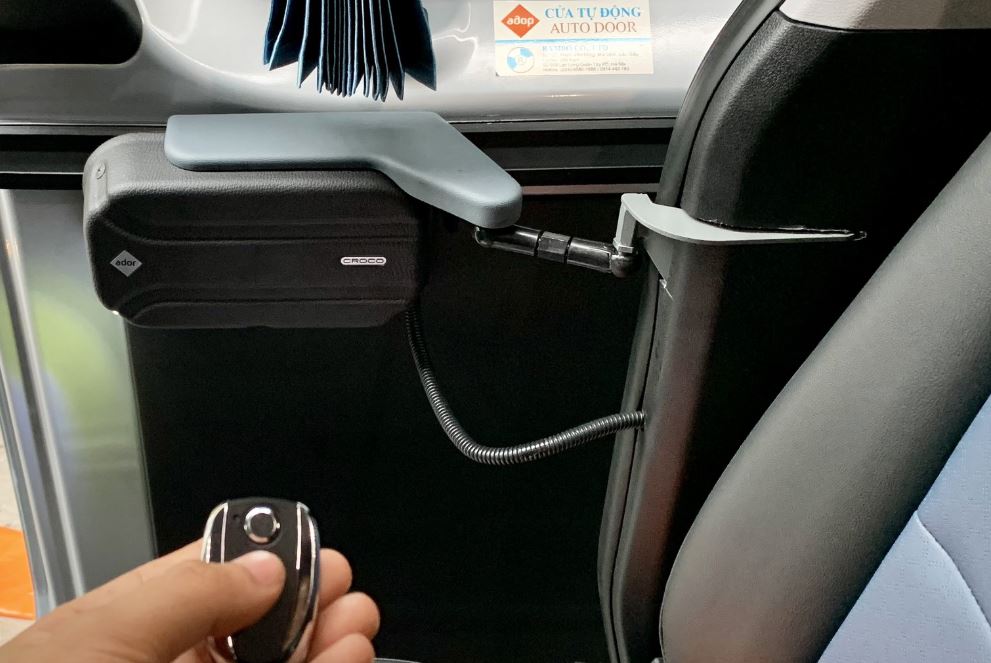 Tháo cửa điện bản chạy xích cho xe 16 chỗ Solati, lắp cửa điện Nga