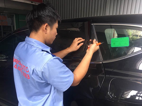 Các bước dán kính cách nhiệt ô tô Honda CRV tại Rambo Auto