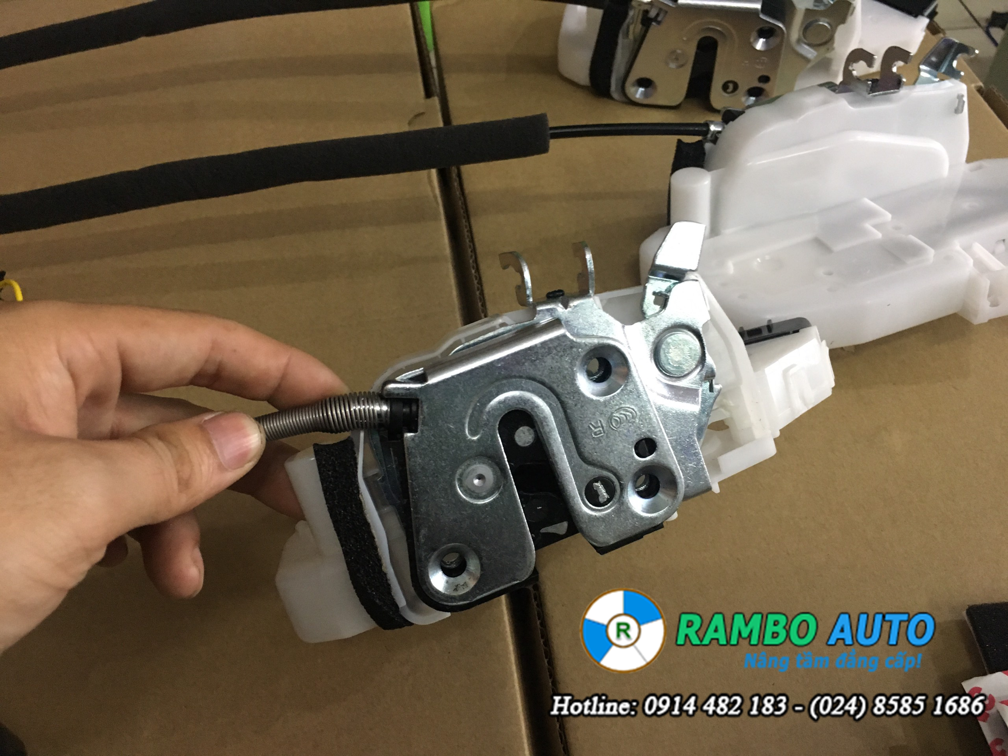 Lắp cửa hít ô tô giá bao nhiêu?