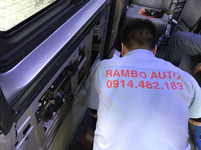 Review cửa tự động xe Sunray 16 chỗ lắp đặt Rambo Auto