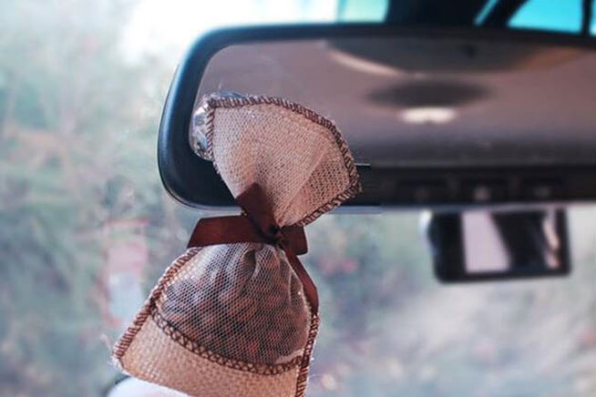 Làm cách nào để khử mùi thuốc lá trên ô tô?