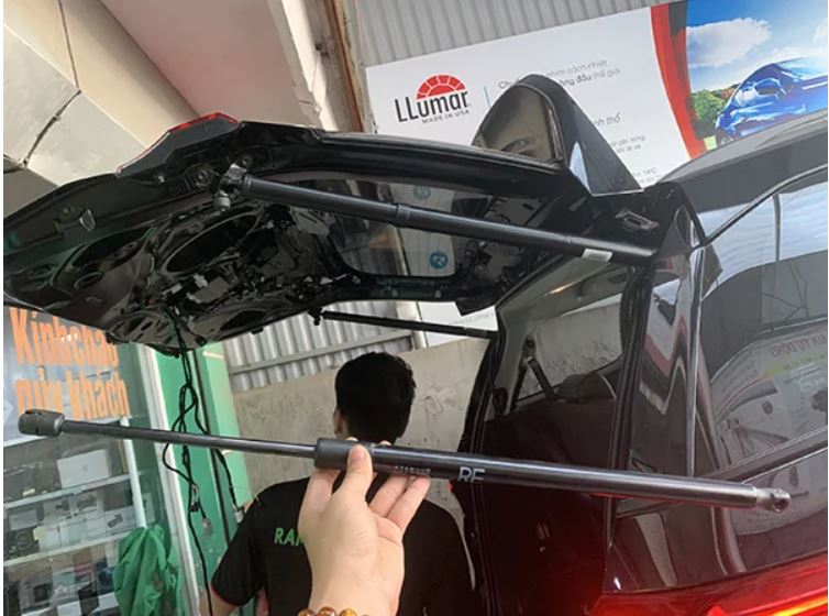 Tại sao nên chọn công ty lắp cốp điện ô tô chuyên nghiệp