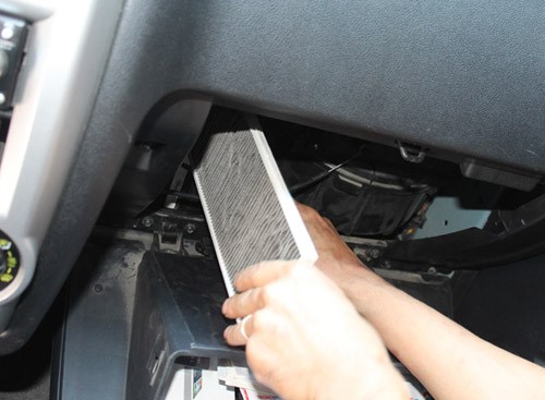 Cách vệ sinh lọc gió điều hòa ô tô