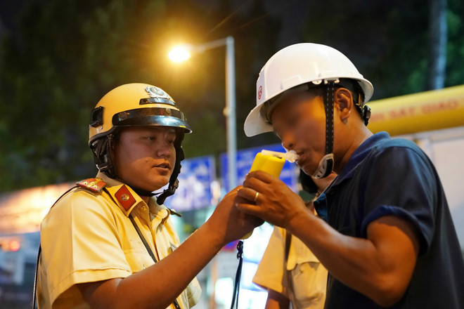 Nếu từ chối thổi vào máy đo nồng độ cồn, tài xế bị phạt sẽ bao nhiêu tiền?!