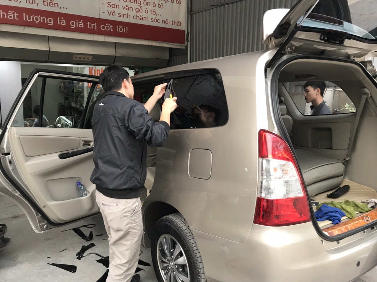 Dán phim cách nhiệt loại nào tốt nhất xe 7 chỗ Toyota Innova hàng chính hãng