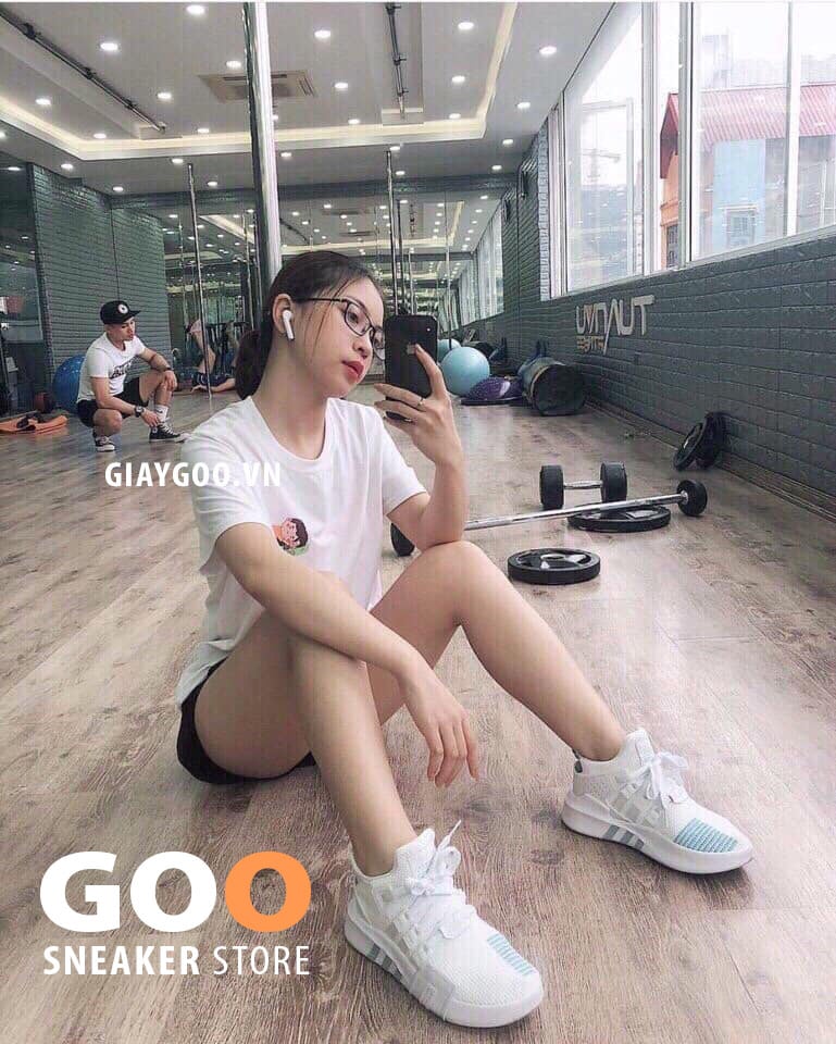 Bạn gái cầu thủ Quang Hải mang giày eqt