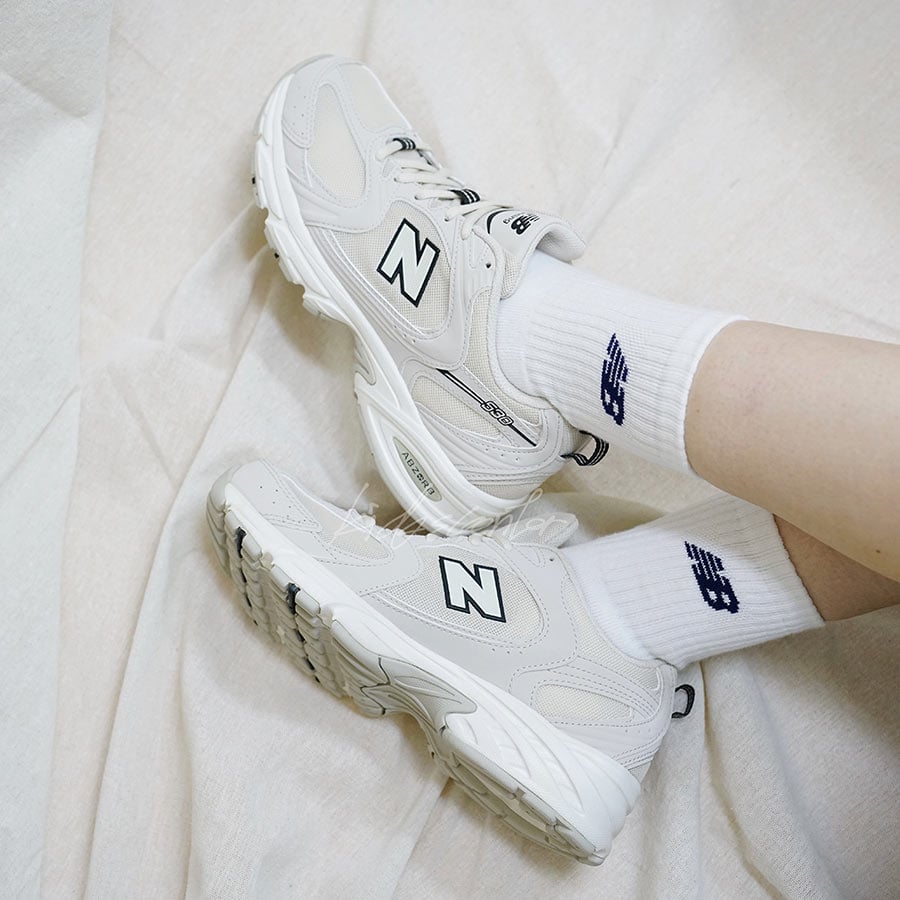 Giày New Balance 530v2 Retro Khaki on feet