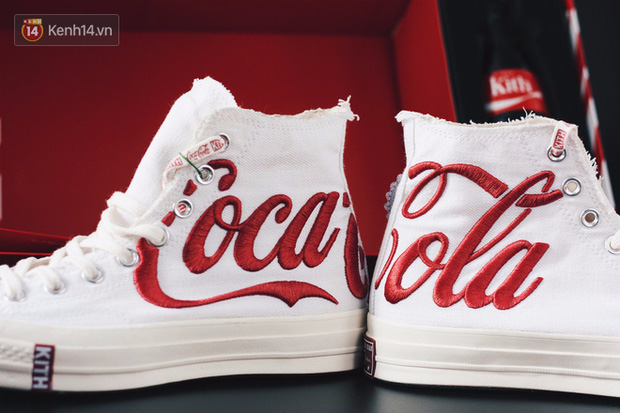 Dòng chữ Coca Cola đẹp đến nao lòng.