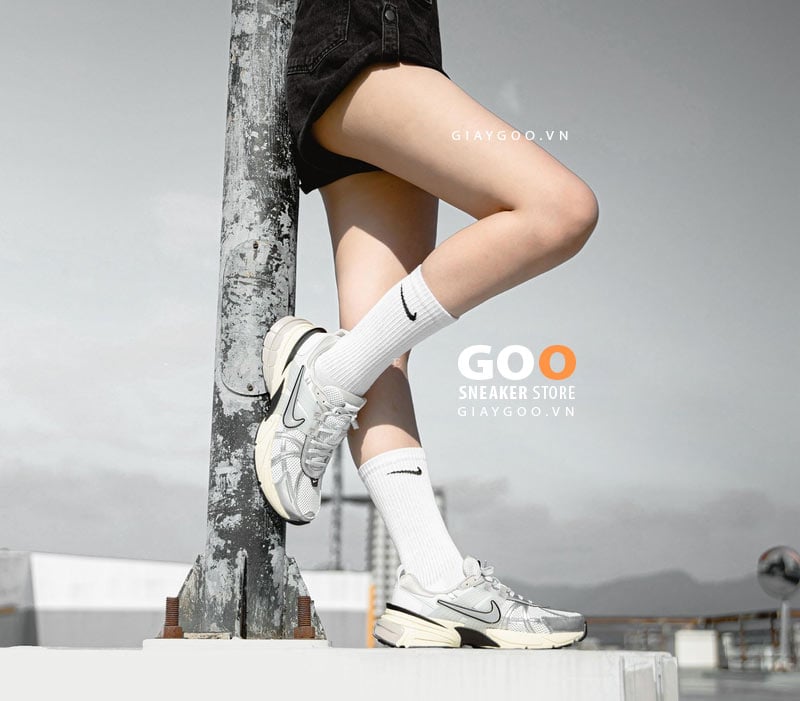 Nike Runtekk Summit White Metallic Silver lên chân nữ