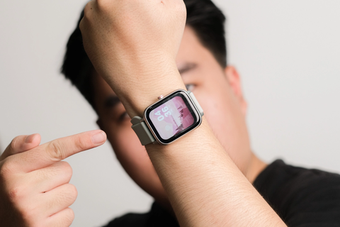 Smartwatch chính hãng giá cực rẻ có khung viền nhôm, tích hợp loa và mic thoại, pin 7 ngày