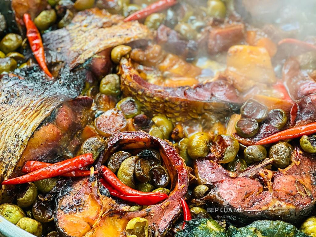 Cá Trắm Kho Cà Mật Mía – Hương Vị Ấm Áp Từ Bếp Của Mẹ