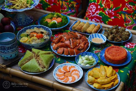 Mâm Cỗ Tết Đầy Đặn, Mẹ Có Mệt Không?