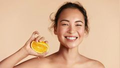 Da còn mụn có nên dùng vitamin C không?