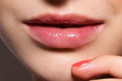 5 cách giúp bạn sở hữu đôi môi căng mọng, cách chữa khô môi