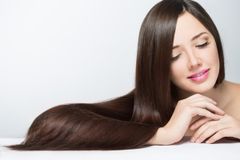 6 bí quyết chăm sóc tóc giúp tóc bạn chắc khỏe, bóng mượt