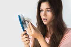 Các nguyên nhân gây rụng tóc và cách điều trị tóc rụng nhiều tại nhà