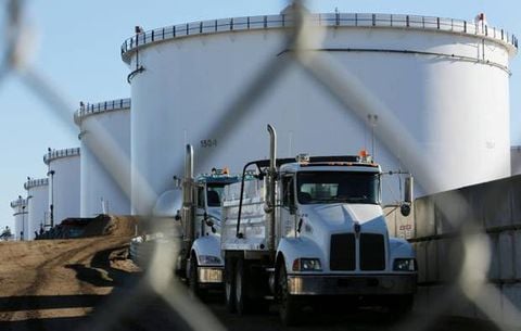 OPEC nhất trí gia hạn thỏa thuận cắt giảm sản lượng hỗ trợ giá dầu