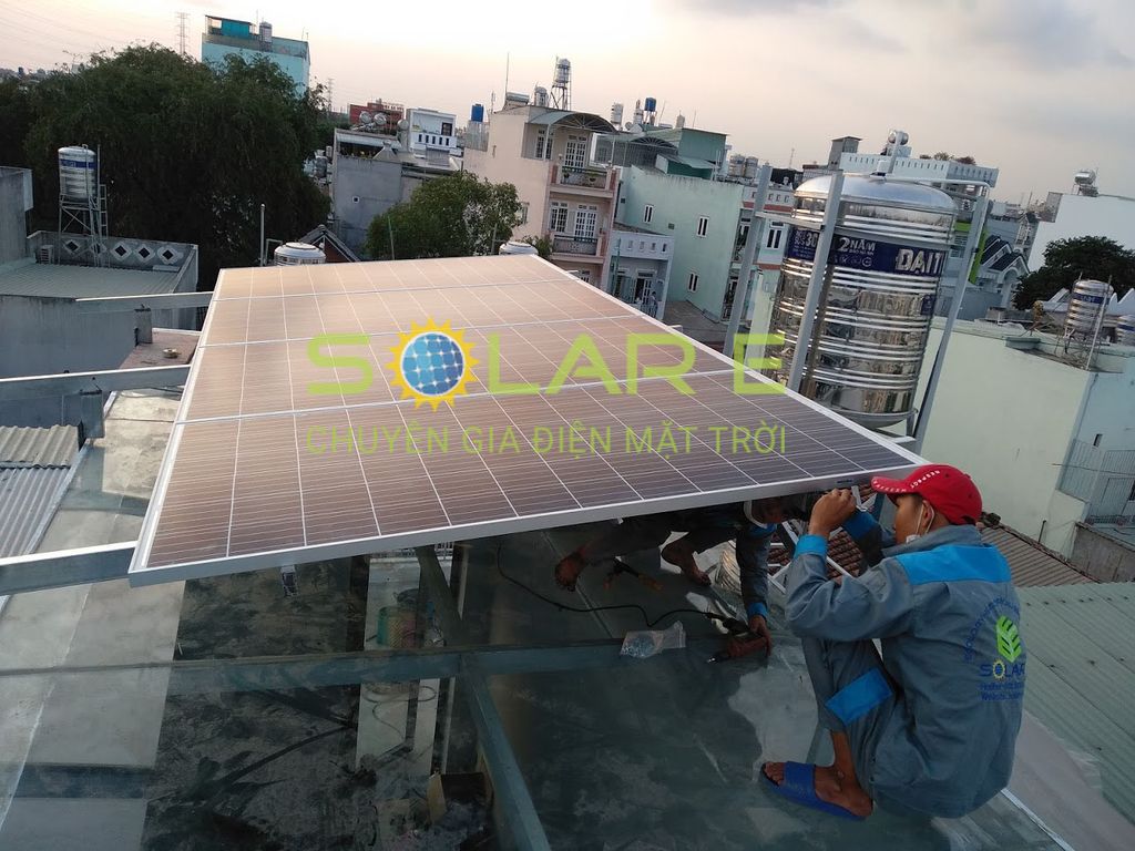Lắp Đặt Pin Mặt Trời Trên Sân Thượng tại Hồ Chí Minh