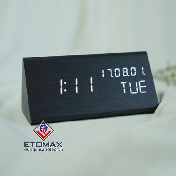 Đồng hồ báo thức điện tử vỏ gỗ khối tam giác