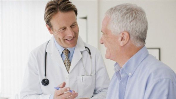 Người cao tuổi nên đi thăm khám bác sĩ thường xuyên