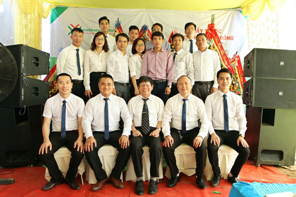 Nhân viên công ty cùng bác sĩ Phạm Hòa Lan