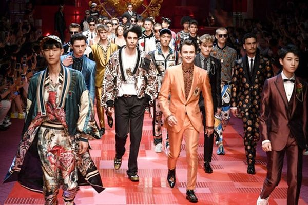 Sàn diễn Dolce&Gabbana thành  “Đại hội mỹ nam” , nổi nhất là Mario Maurer và Vương Tuấn Khải!