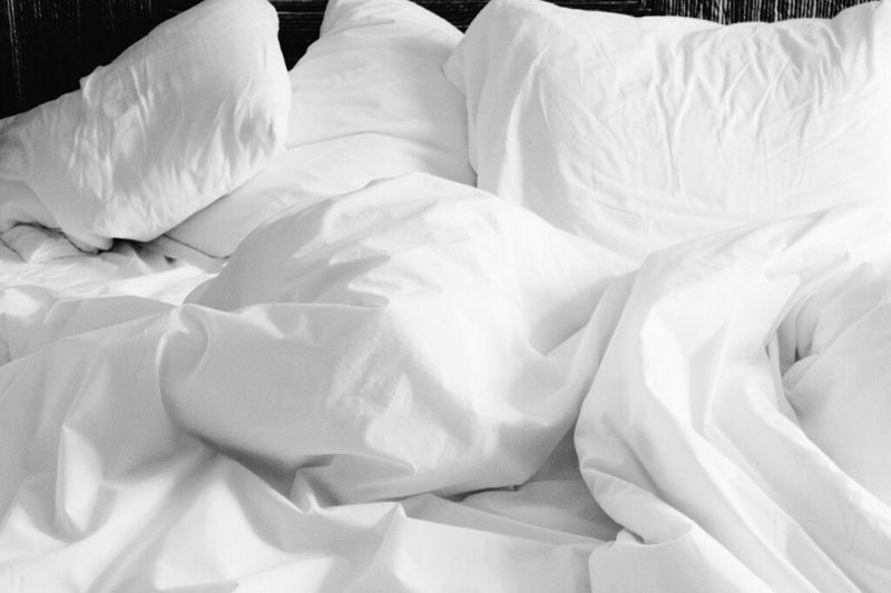 Các lỗi thường gặp khi trải ga giường và cách khắc phục: gia giường bị nhăn