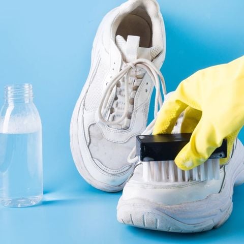 Mách bạn cách làm sạch giày trắng không cần giặt hiệu quả ngay tại nhà