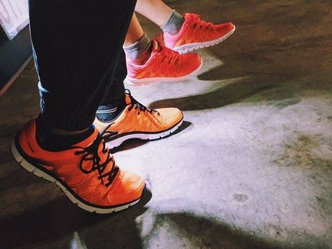 Giày bị ố vàng, cách đánh bay vết ố siêu nhanh siêu sạch