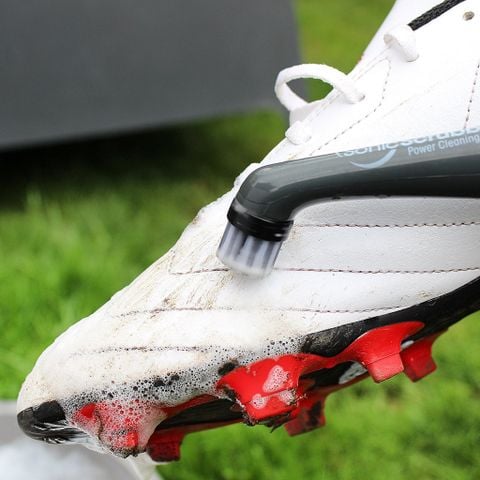 Bật mí cách giặt giày đá banh đơn giản bạn nên biết