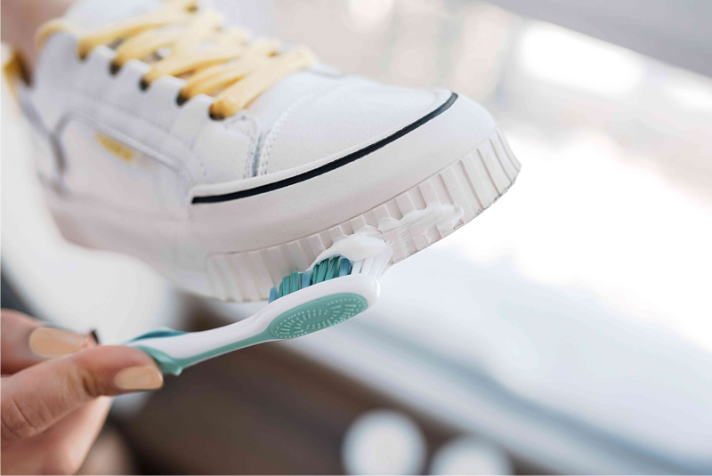 Mách bạn cách làm sạch giày trắng không cần giặt hiệu quả ngay tại nhà