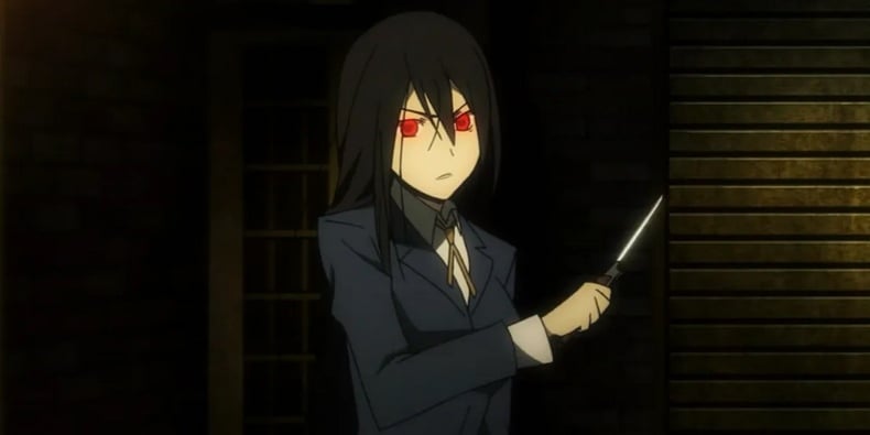 Haruna Niekawa, với đôi mắt đỏ rực, vung một con dao trong Durarara