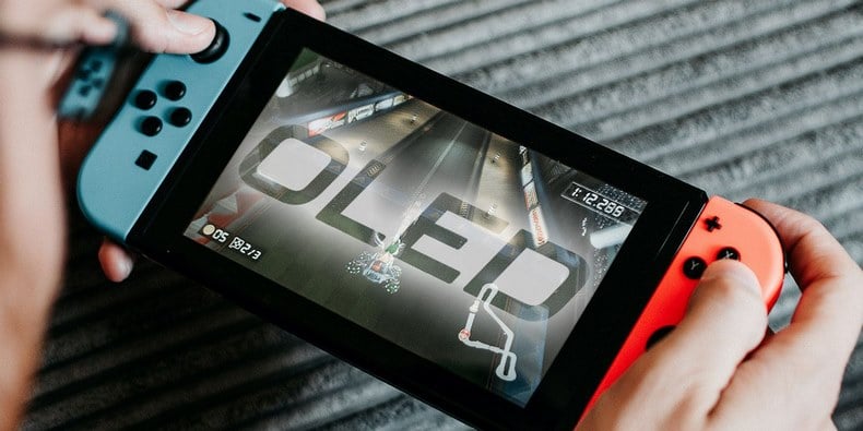 Nintendo Switch OLED đạt được nhiều lợi thế lớn với công nghệ màn hình OLED, so với thế hệ trước là dùng màn hình LCD