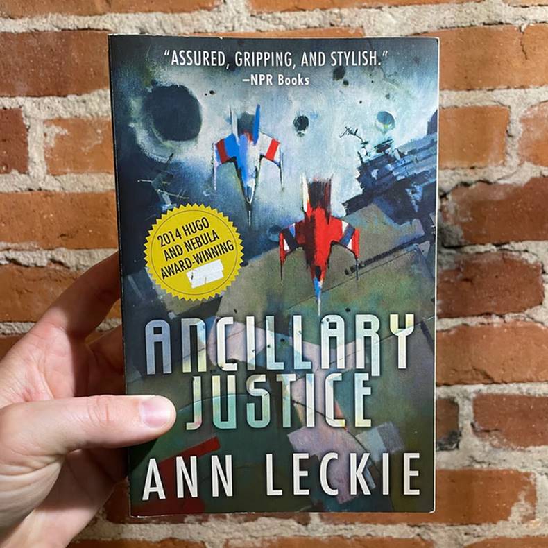 Quyển tiểu thuyết sci-fi đầu tay của tác giả Ann Leckie