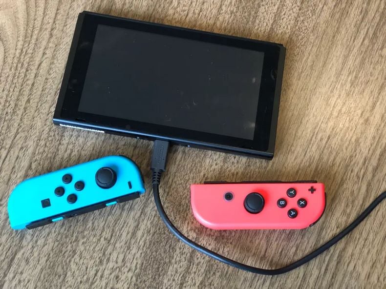 Vậy Nintendo Switch có thể vừa sạc vừa chơi không?