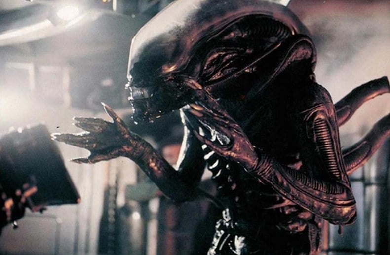 Trong phim ảnh, chúng ta đã có Alien vs Predator, Prometheus, Interstellar quá bùng nổ
