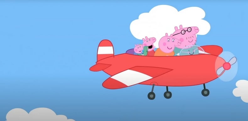 Peppa lướt trên không trung trên một chiếc máy bay điệu đàng