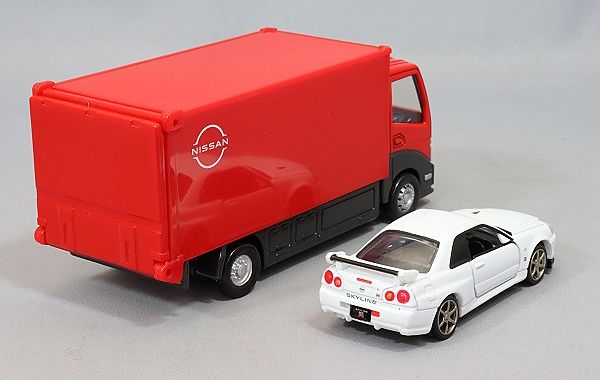 Đồ chơi mô hình Tomica Transporter Nissan Skyline GT-R V Spec II Nur xe tải chở xe hơi trắng màu sơn thiết kế đẹp mắt chất lượng tốt chính hãng giá rẻ mua trưng bày trang trí làm quà tặng