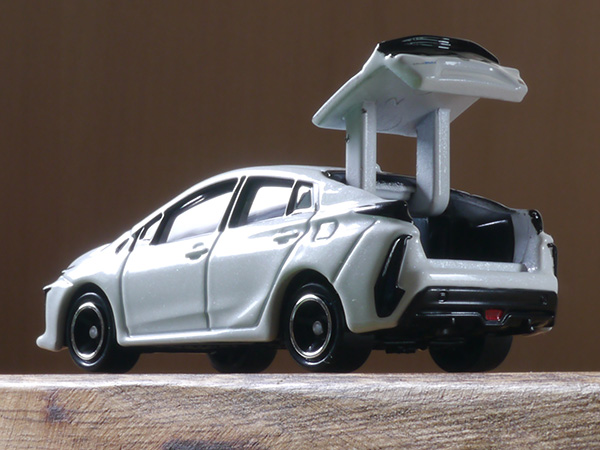 Mô hình đồ chơi có thể đóng mở cốp xe Takara Tomy chính hãng Tomica No. 76 Toyota Prius PHV GR Sport