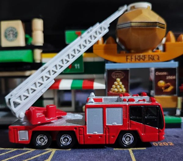 Đồ chơi mô hình xe Tomica No. 108 Hino Aerial Ladder Fire Truck xe chữa cháy cứu hỏa màu đỏ đẹp mắt chất lượng tốt chính hãng nhật bản mua trang trí làm quà tặng