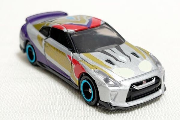 Review mô hình xe đồ chơi chính hãng Tomica UTR-11 Ultraman Trigger độc đáo và chi tiết