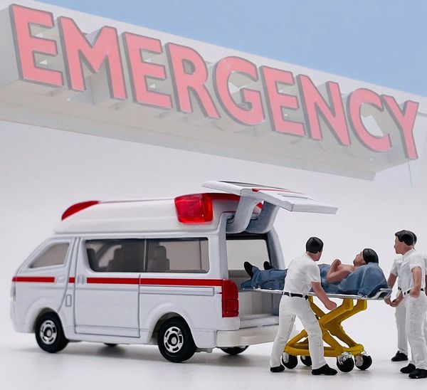 Đồ chơi mô hình xe Tomica No. 79 Toyota Himedic Ambulance xe cứu thương màu đỏ trắng mua làm quà tặng trang trí sưu tầm trưng bày góc học tập bàn làm việc