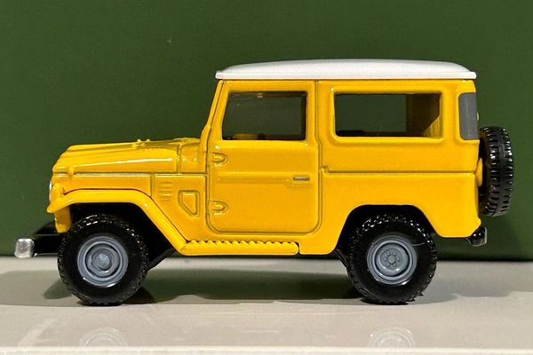 Đồ chơi mô hình xe Tomica Premium 04 Toyota Land Cruiser xe hơi thể thao màu vàng đẹp giá rẻ chính hãng nhật bản làm quà tặng trang trí trưng bày góc học tập bàn làm việc không gian sống