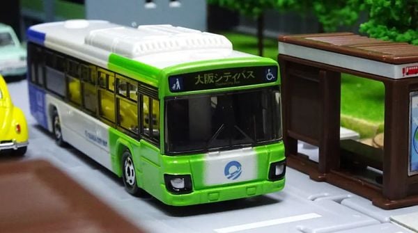 Đồ chơi mô hình xe Tomica No. 129 Isuzu Erga Osaka City Bus xe buýt tham quan thành phố đẹp giá rẻ chính hãng nhật bản làm quà tặng trang trí trưng bày góc học tập bàn làm việc không gian sống