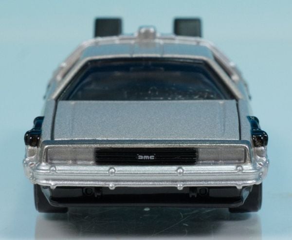 Tomica Premium Unlimited 07 Back To The Future DeLorean Time Machine thiết kế sang trọng, chi tiết sắc nét và màu sơn nổi bật
