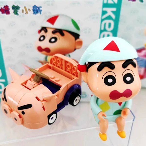 review Mô hình Keeppley Crayon Shin Chan Xe Đua Hiệp Sĩ Lợn K20619 đẹp mắt trang trí trưng bày bàn học kệ sách