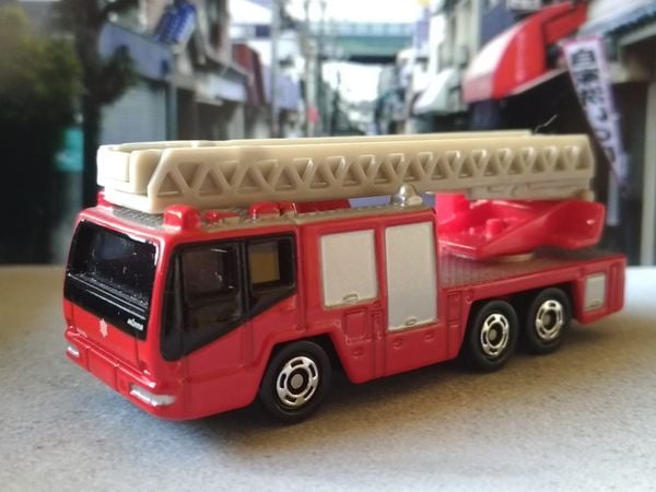 Đồ chơi mô hình xe Tomica No. 108 Hino Aerial Ladder Fire Truck xe cứu hỏa xe thang màu đỏ trắng đẹp mắt chất lượng tốt mua trưng bày trang trí