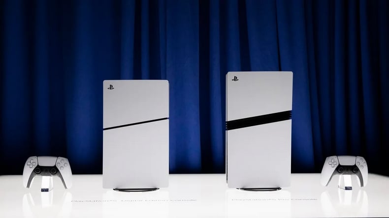 PS5 Slim bên trái, nếu so với PS5 Pro bên phải thì kích cỡ không chênh lệch bao nhiêu