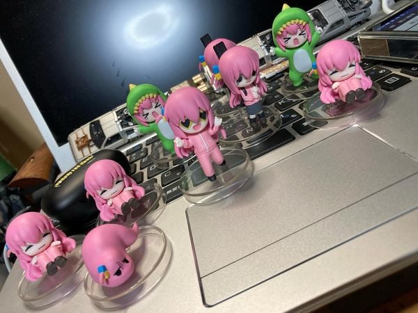 Bocchi the Rock! Bocchi-chan Bushiroad Blind Box chứa đựng mô hình siêu đáng yêu, là món quà bất ngờ hoàn hảo