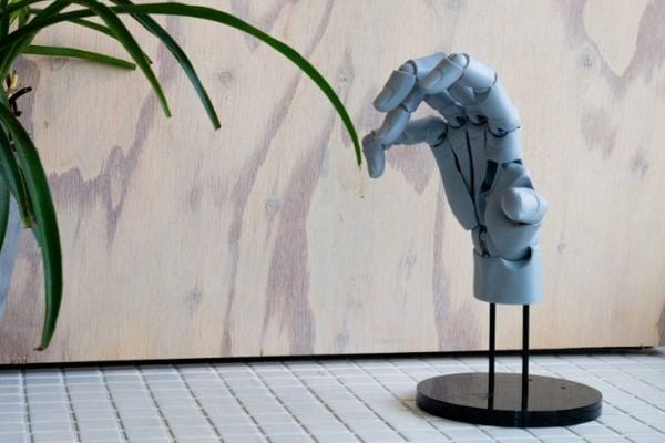 Mô hình bàn tay Artist Support Item Hand Model R Pale Orange Kotobukiya AT021 là phụ kiện hoàn hảo giúp luyện vẽ tay chân thực, cân đối